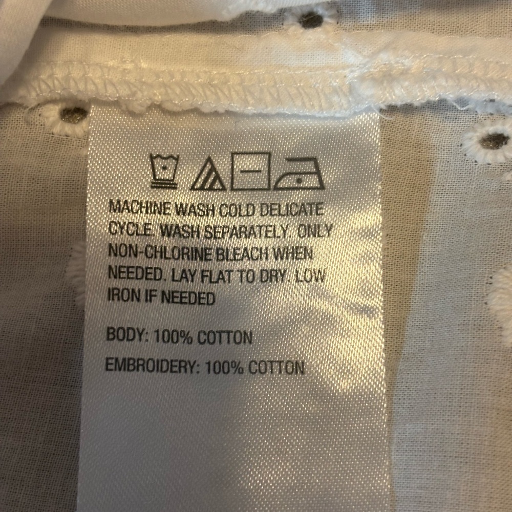 Colleen Lopez XL White Eyelet Button-Up Shirt. - Picture 8 of 9
